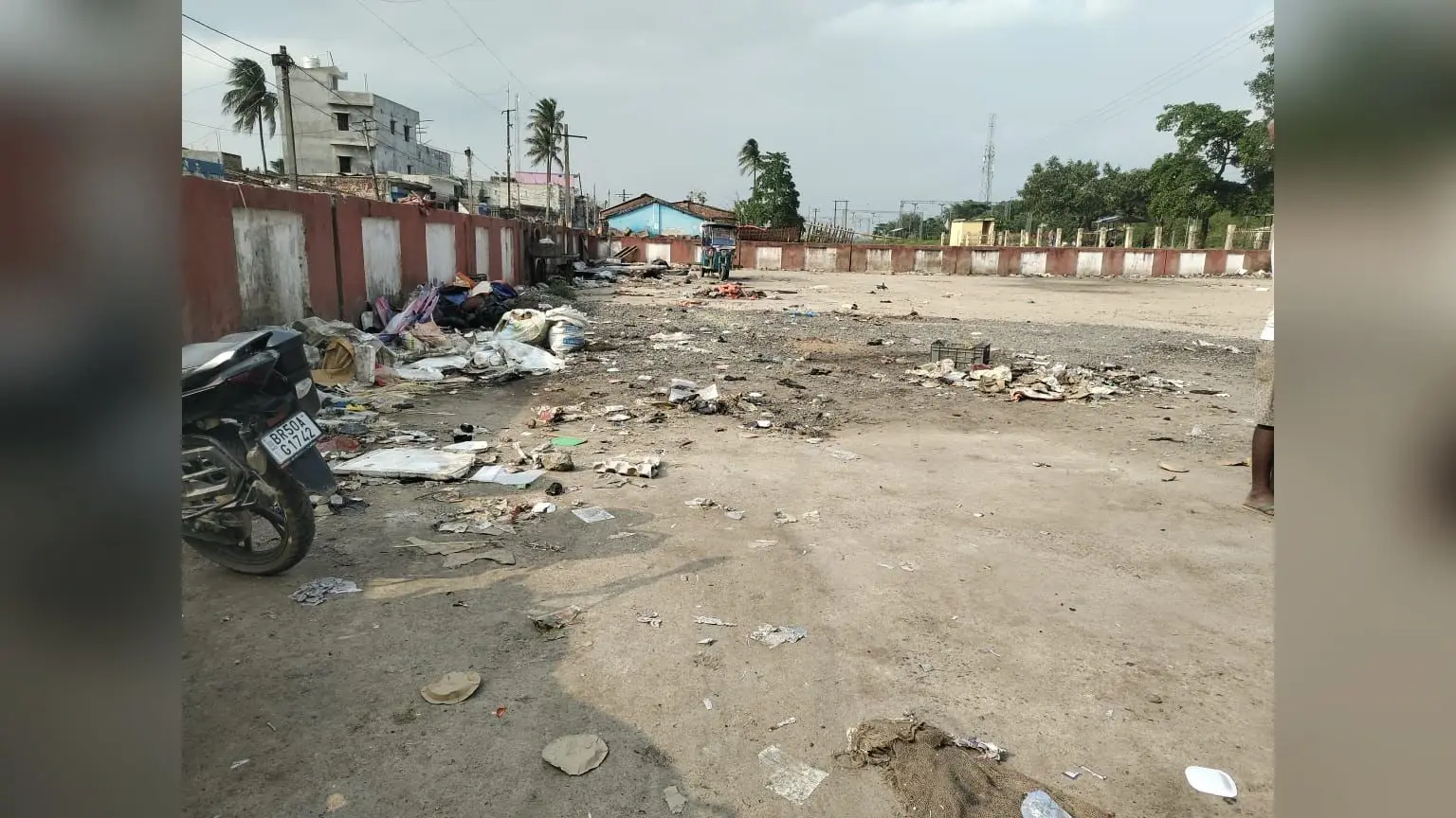 थरबिट्टा रेलवे स्टेशन पर गंदगी का अंबार, बदबू से यात्री परेशान