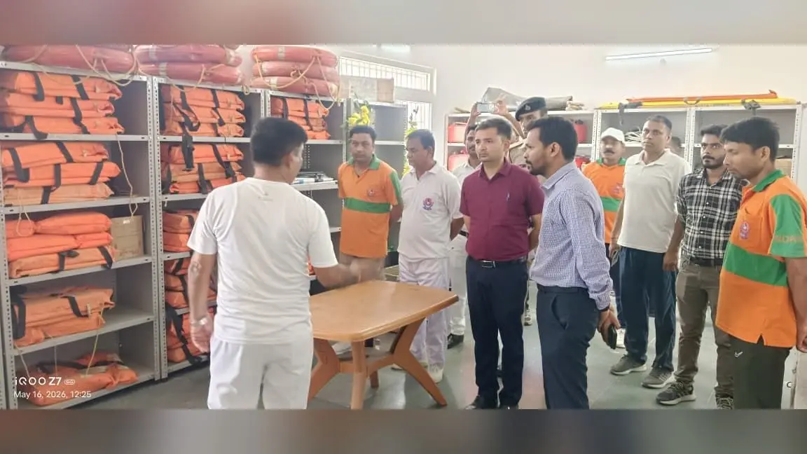 आपदा तैयारी की डीएम ने की समीक्षा, एसडीआरएफ को सतर्क रहने का दिया निर्देश
