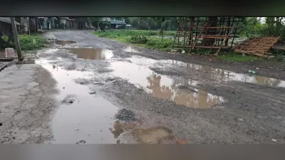 कल्याण चौक से खैरा तक बदहाल सड़क, हादसों का बढ़ा खतरा