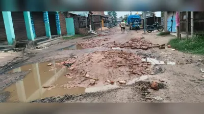 सड़क मरम्मत में लापरवाही, राहगीरों के लिए बढ़ा खतरा