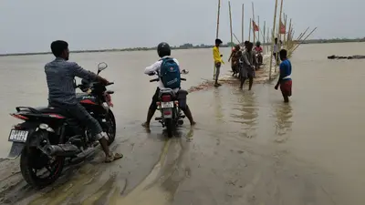 कोसी का जलस्तर बढ़ने से चचरी पुल डूबा