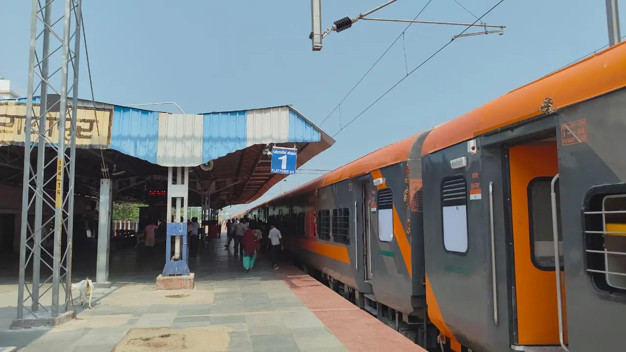 पहली बार राघोपुर पहुंची अमृत भारत एक्सप्रेस, लोगों में खुशी