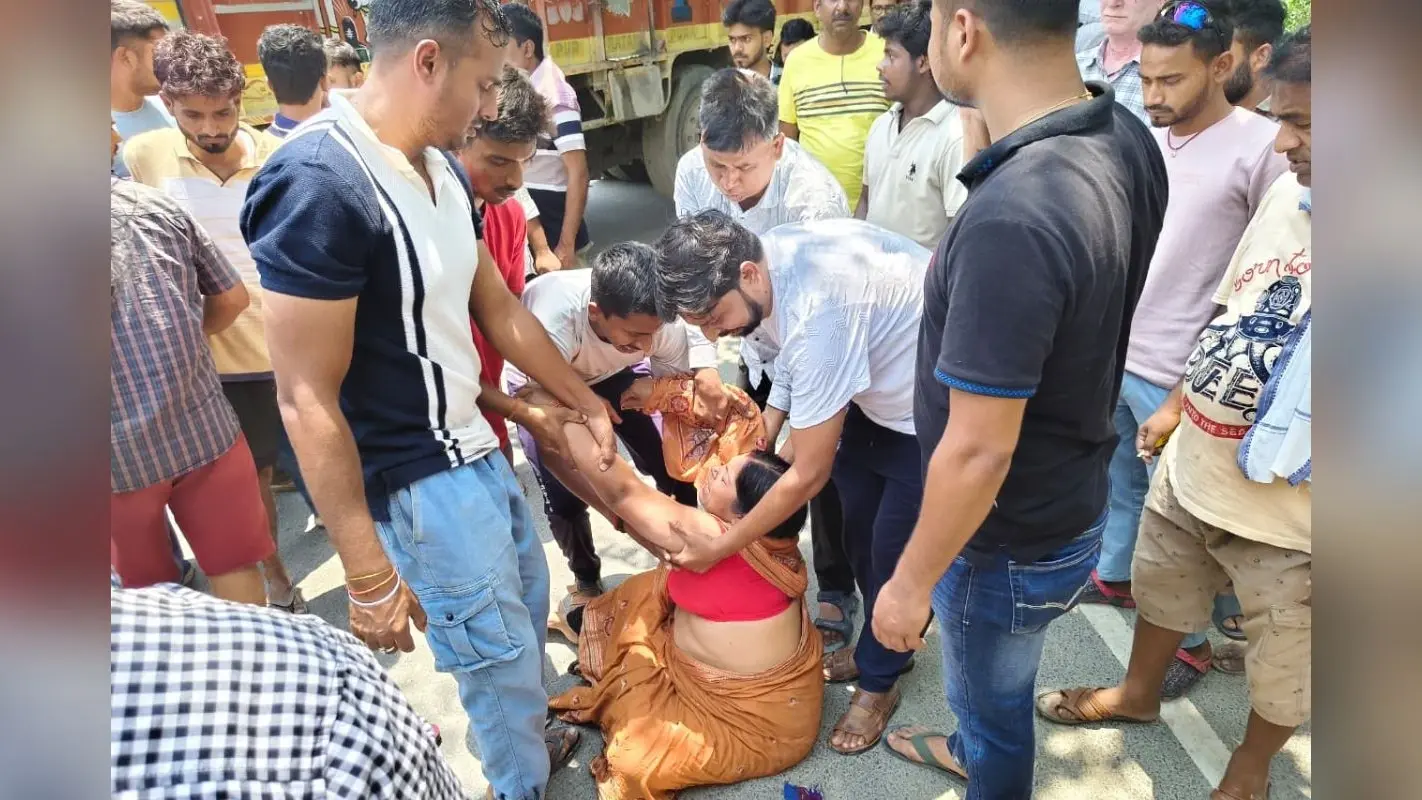 छपरा में दर्दनाक सड़क हादसा: तेज रफ्तार ट्रक की चपेट में आने से स्कूटी सवार की मौत