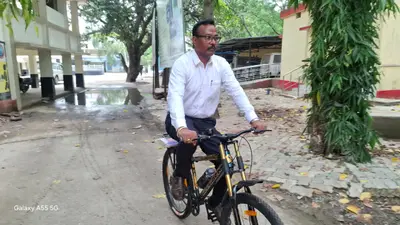 ईंधन संरक्षण की ओर बड़ा कदम, डीईओ साइकिल से पहुंचे कार्यालय
