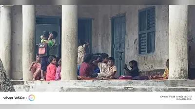 भवन के अभाव में आज भी मंदिर के बरामदे और झोपड़ी में पढ़ते हैं सरकारी विद्यालय के बच्चे