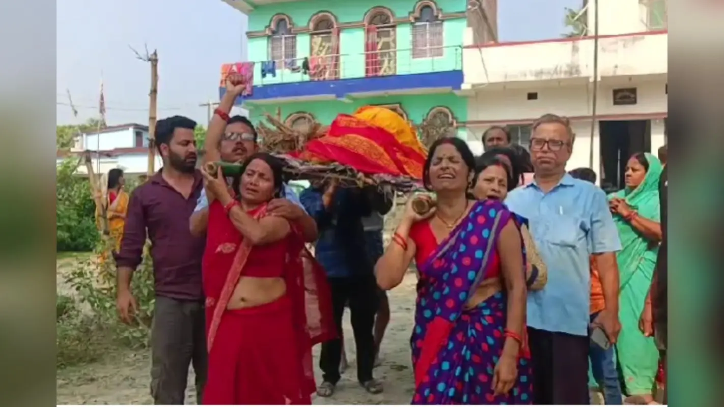 वैशाली में बेटियों ने निभाया पुत्र धर्म, पिता की अर्थी को कंधा देकर पेश की मिसाल