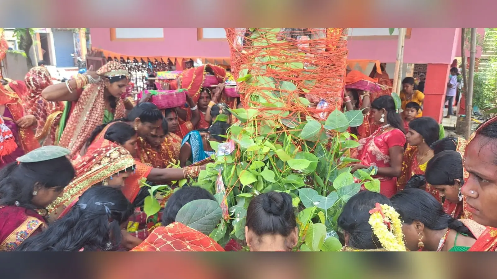 वटवृक्ष की पूजा करने उमड़ी दुल्हन की तरह सजी सुहागिनों की भीड़