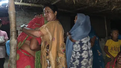 इंदौर पटाखा फैक्ट्री हादसे के पीड़ितों से मिलीं विधायक देवंती यादव, परिजनों को बंधाया ढाँढस