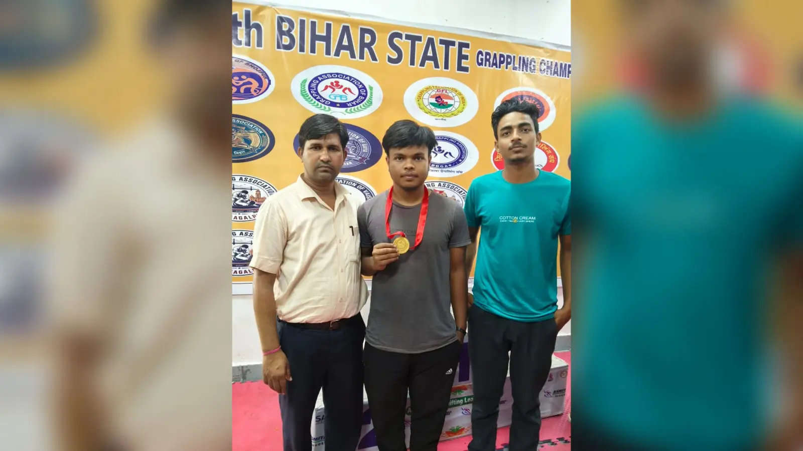 राज्य स्तरीय ग्रैपलिंग चैंपियनशिप में विशाल ने जीता गोल्ड, सूरज को मिला ब्रॉन्ज