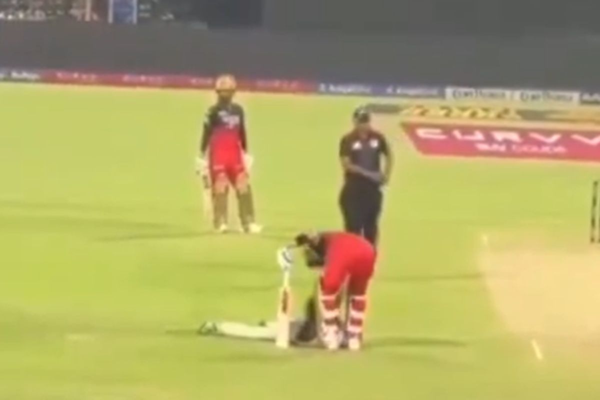 आरसीबी-केकेआर मैच के दौरान मैदान में घुसा विराट फैन, सोशल मीडिया पर वीडियो वायरल