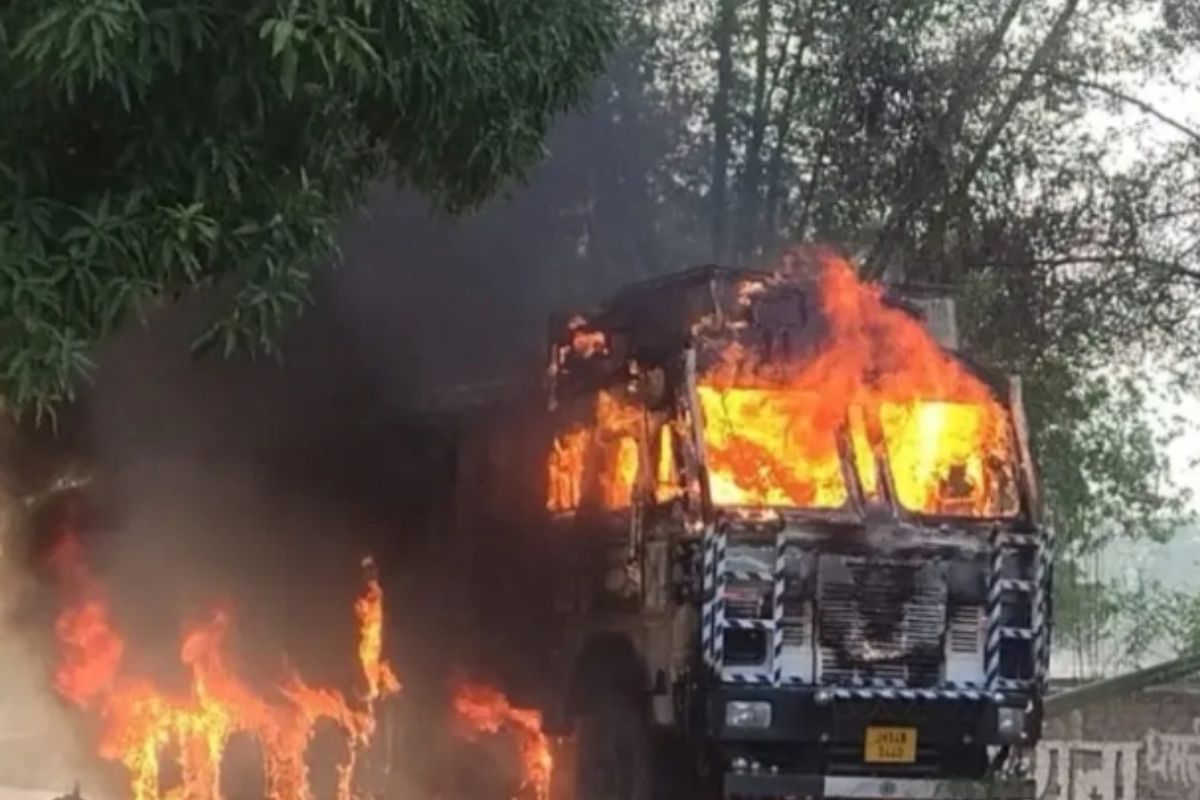 गढ़वा: सड़क किनारे खड़ी ट्रक में लगी आग, पूरी गाड़ी जलकर राख