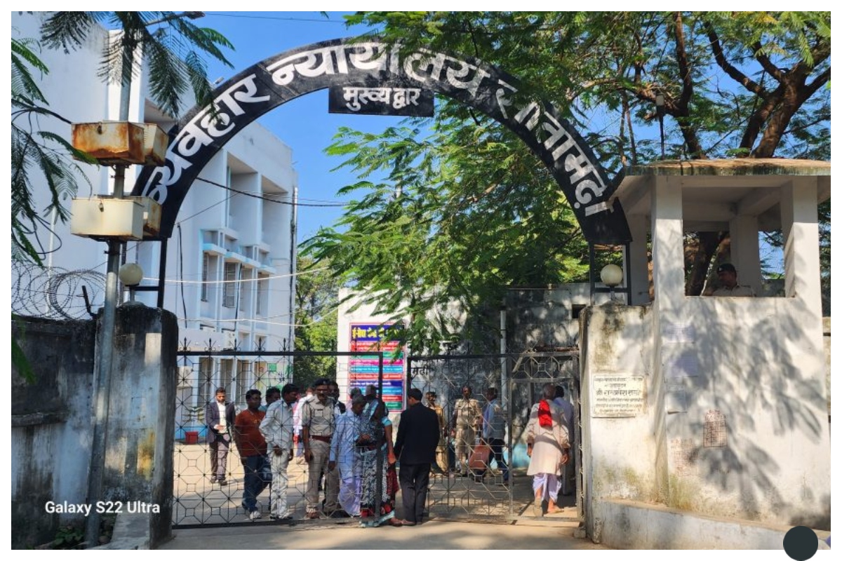 सीतामढ़ी: हत्या-लूट के वांछित दो इनामी बदमाश, विकेश और समरजीत ने कोर्ट में किया सरेंडर