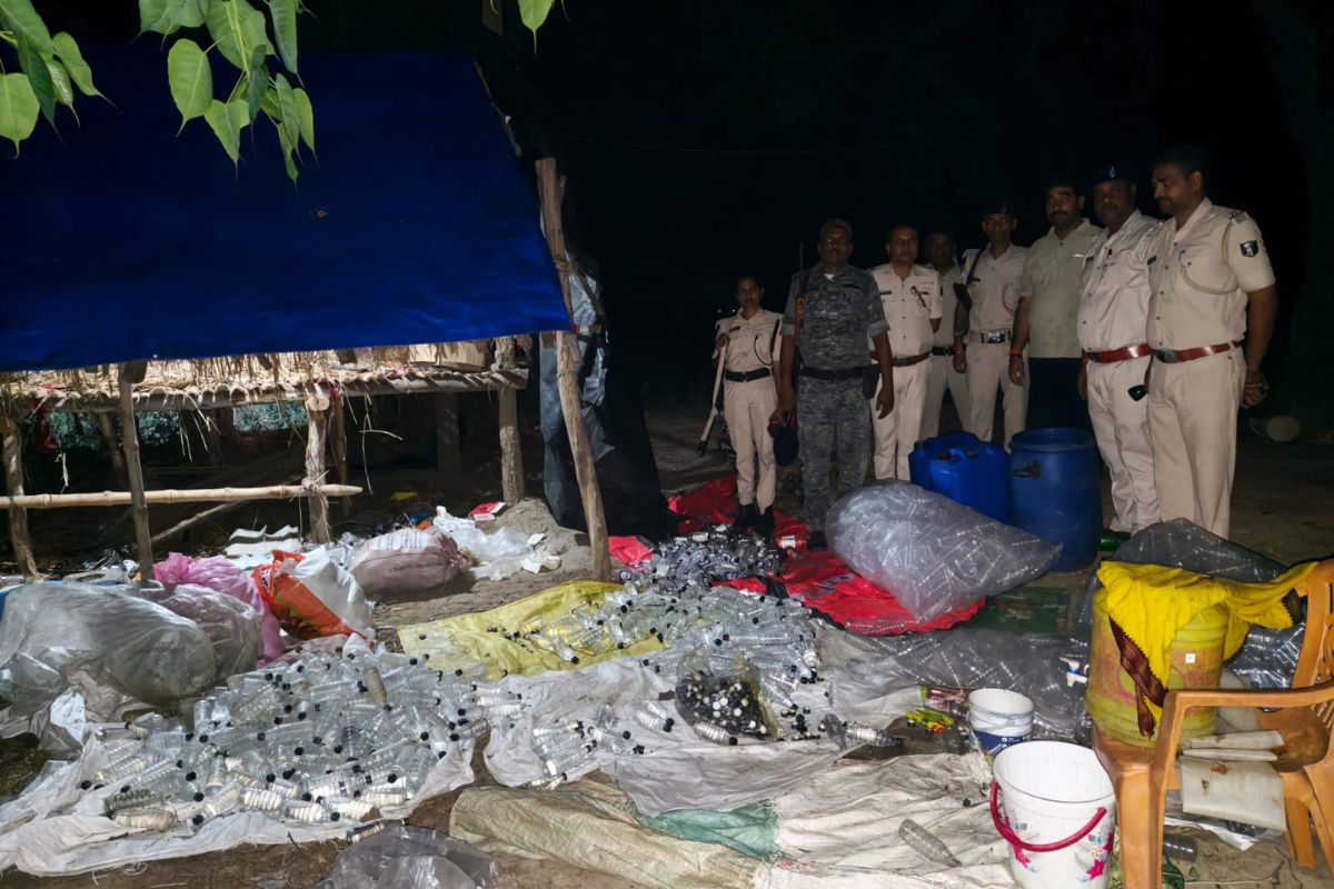 औरंगाबाद में झोपड़ी में चल रही थी शराब की मिनी फैक्ट्री, भारी मात्रा में शराब बरामद