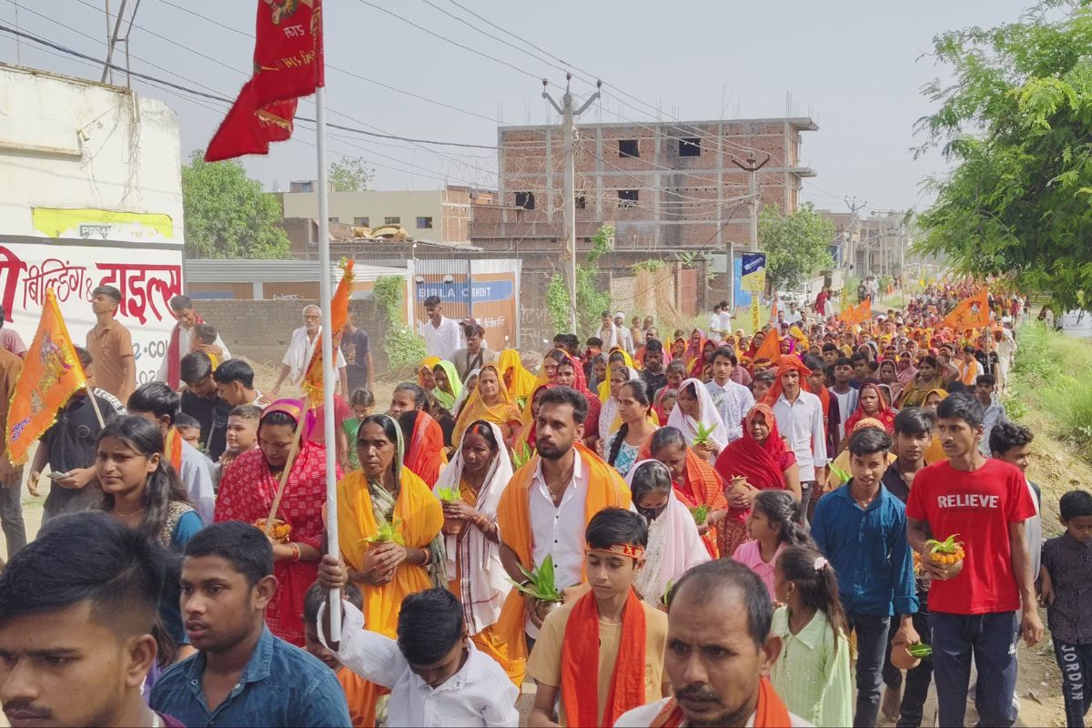 Buxar News: गंगा तट पर श्री लक्ष्मी नारायण महायज्ञ शुरू, कलश यात्रा में उमड़ा आस्था का सैलाब