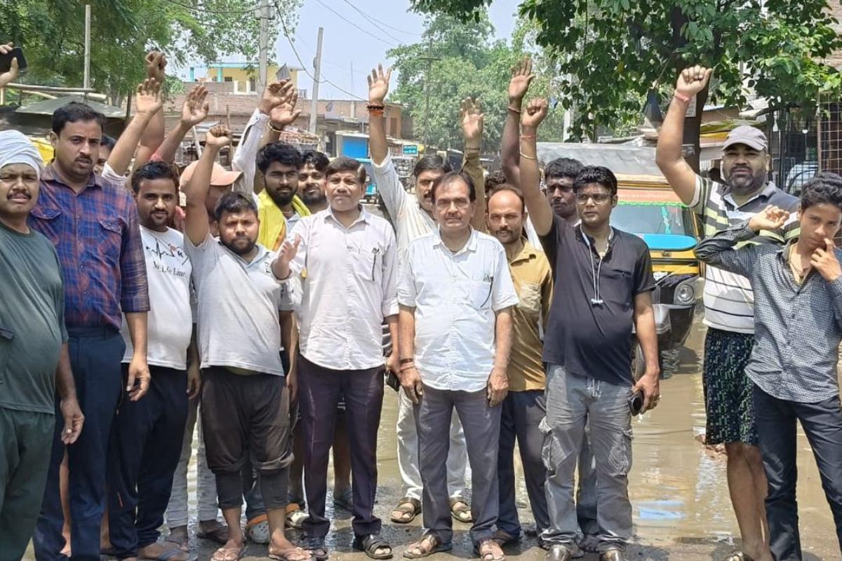 डुमरांव के कोरानसराय में जलजमाव पर फूटा ग्रामीणों का गुस्सा, आक्रोशपूर्ण प्रदर्शन किया