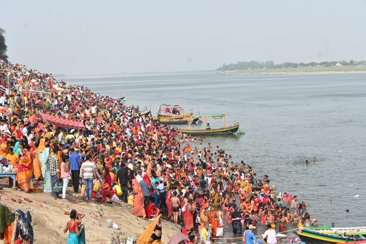 Buxar News: गंगा दशहरा पर घाटों में उमड़ा आस्था का सैलाब, हजारों श्रद्धालुओं ने लगाई पवित्र डुबकी