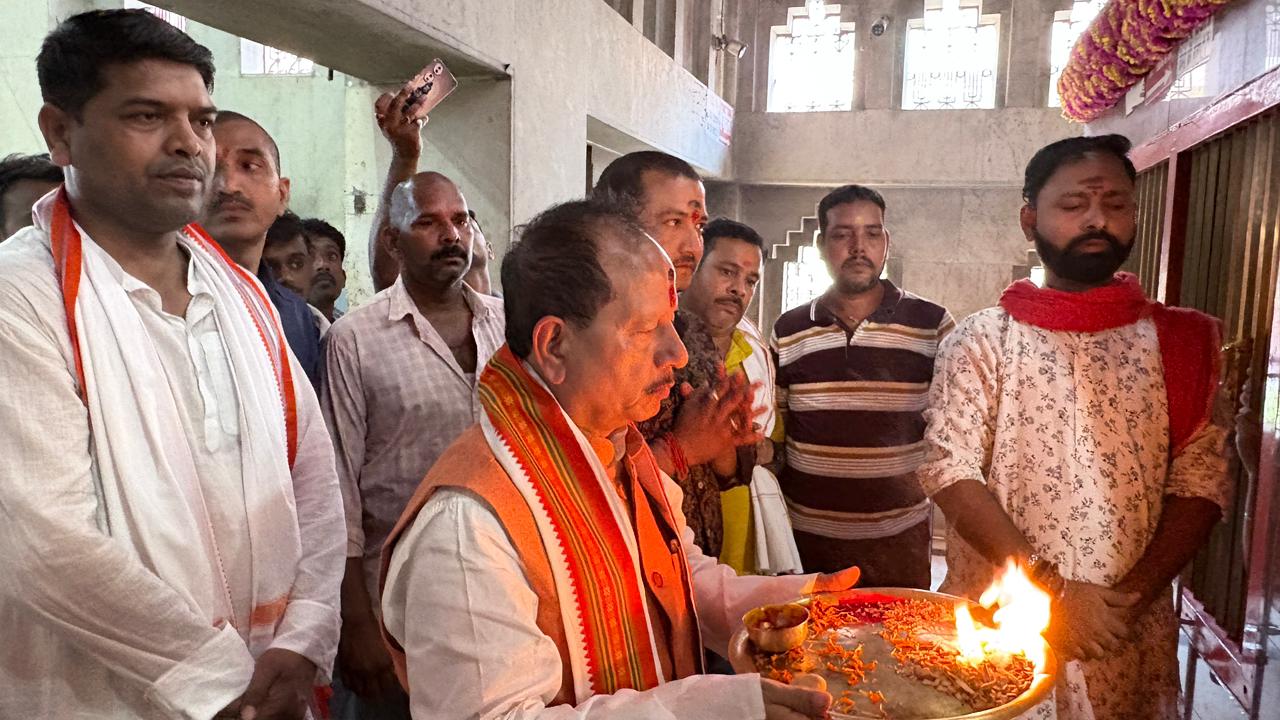 कृषि मंत्री बनने के बाद पहली बार बड़हिया पहुंचे विजय कुमार सिन्हा, बुलडोजर से पुष्प वर्षा कर हुआ भव्य स्वागत