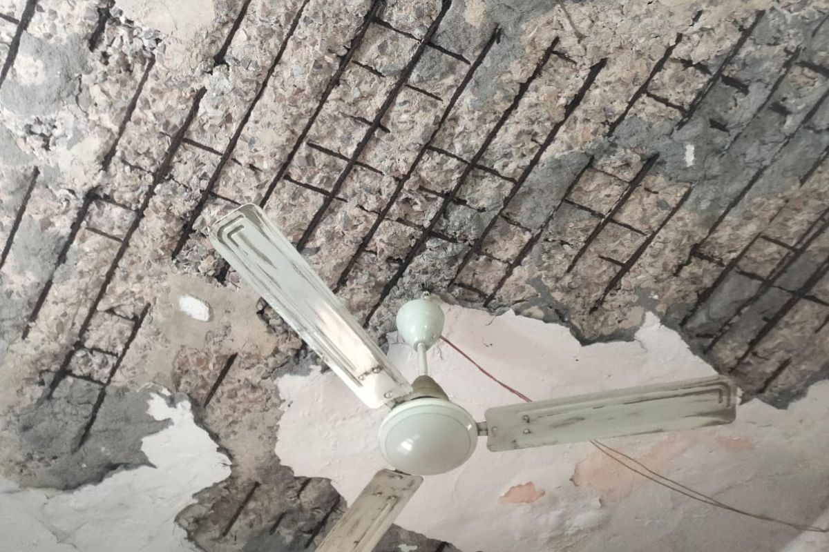 Nawada News: कौआकोल PHC की छत लगातार दूसरे दिन गिरी, मरीज बाल-बाल बचे, स्वास्थ्यकर्मियों में दहशत