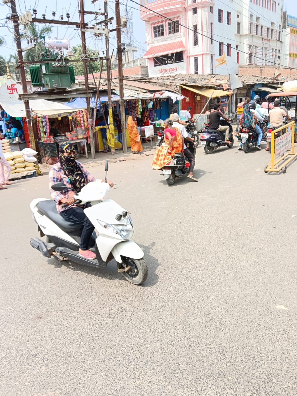 एक बार फिर गर्मी सातवें आसमान पर, सुबह से ही लोग पसीने से तर-बतर