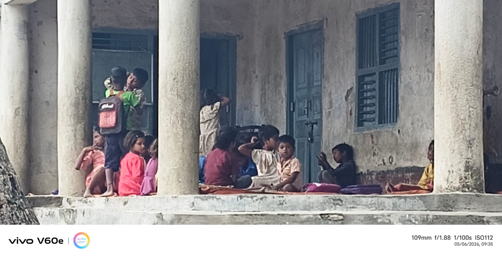 भवन के अभाव में आज भी मंदिर के बरामदे और झोपड़ी में पढ़ते हैं सरकारी विद्यालय के बच्चे