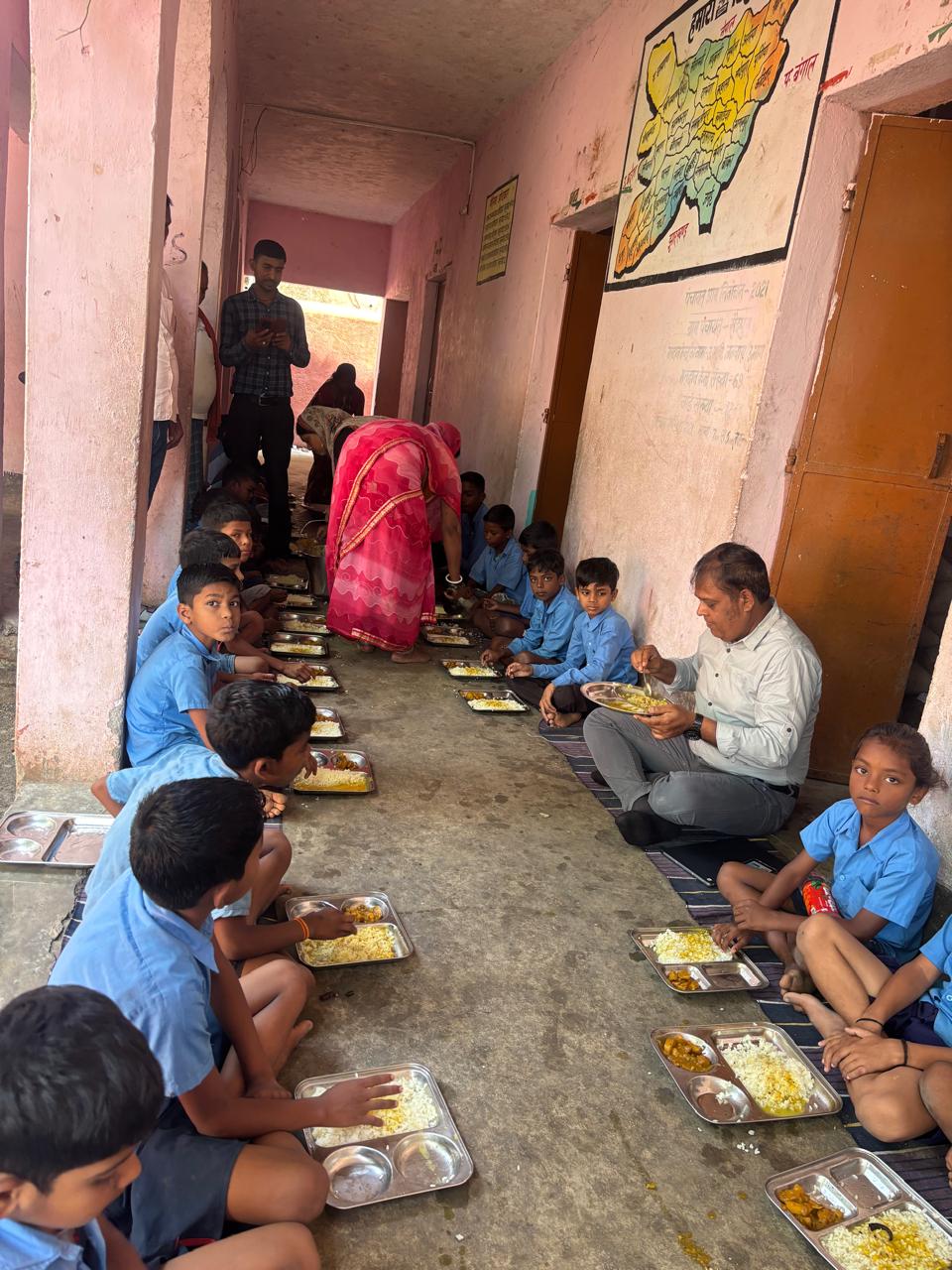 पिपरिया बीडीओ ने मध्य विद्यालय जजबारा का किया औचक निरीक्षण, बच्चों संग जमीन पर बैठकर खाया मध्याह्न भोजन