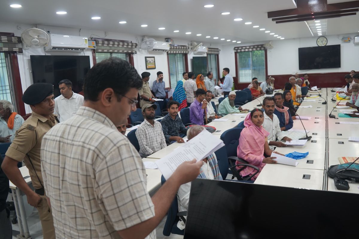 अररिया डीएम के जनता दरबार में उमड़ी फरियादियों की भीड़: 68 लोगों ने दर्ज कराईं शिकायतें, जिलाधिकारी बोले- लापरवाही पर होगी सख्त कार्रवाई