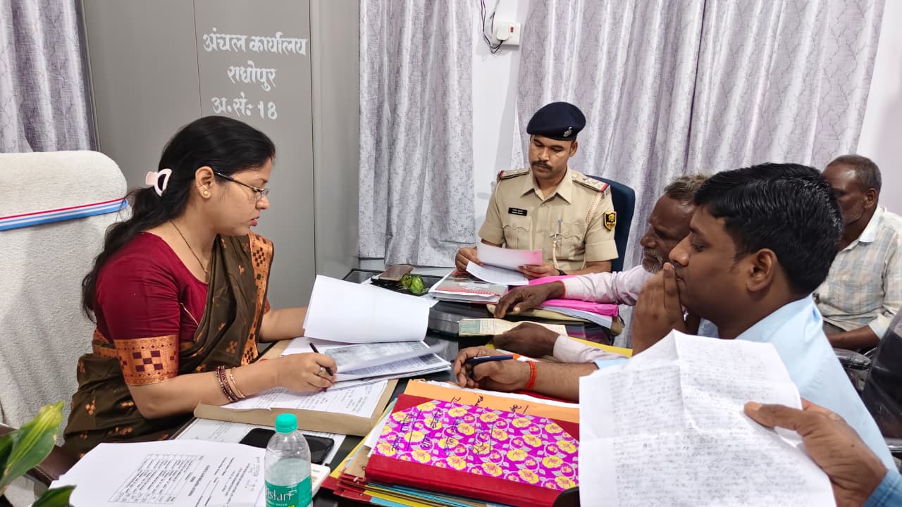 राघोपुर अंचल कार्यालय में जनता दरबार का आयोजन, जमीनी विवादों की हुई सुनवाई