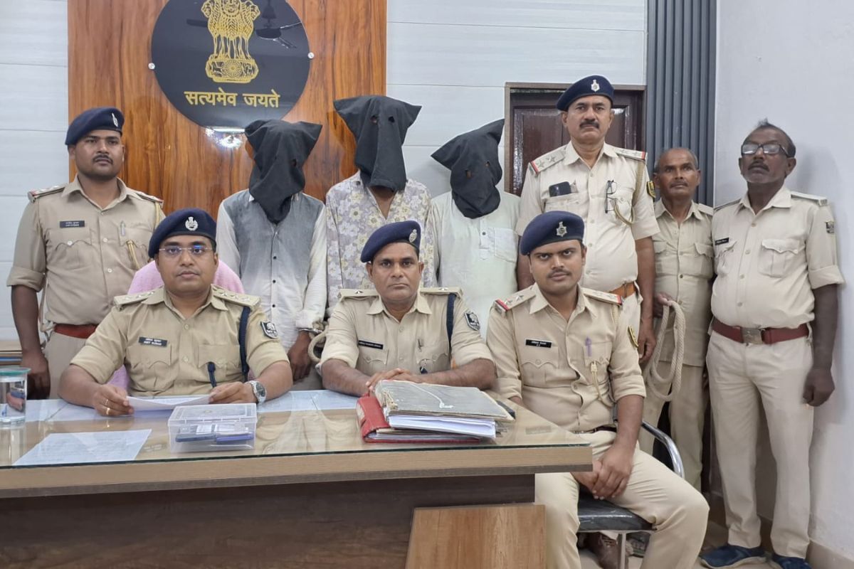 मधुबनी पुलिस की बड़ी कामयाबी: साहरघाट में 70 दिनों बाद लूटकांड का खुलासा, मोबाइल और कैश के साथ 3 गिरफ्तार