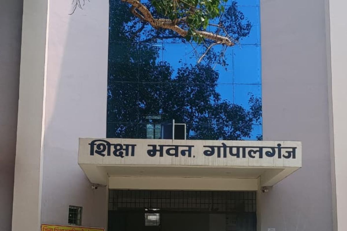 डीएम का निर्देश बेअसर: 33 शिक्षकों के निलंबन का अब तक नहीं सौंपा रिपोर्ट, तीन दिन में मांगा जबाव