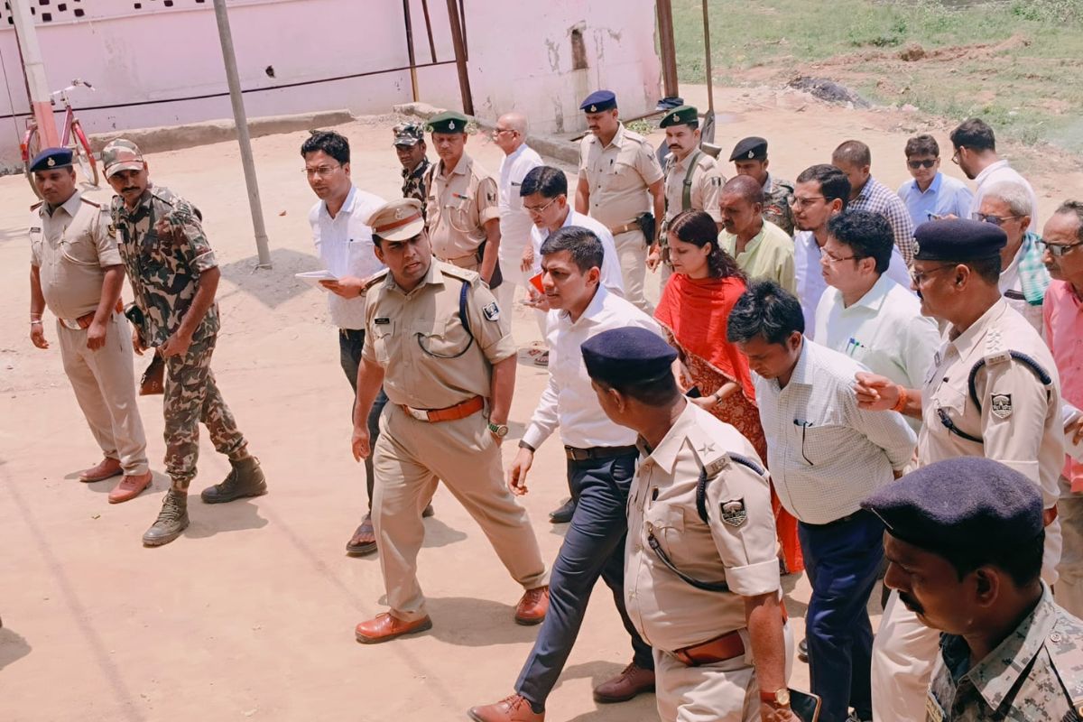 तेलडीहा दुर्गा मंदिर पहुंचे डीएम-एसपी, CM के प्रस्तावित कार्यक्रम को लेकर सुरक्षा व्यवस्था का लिया जायजा