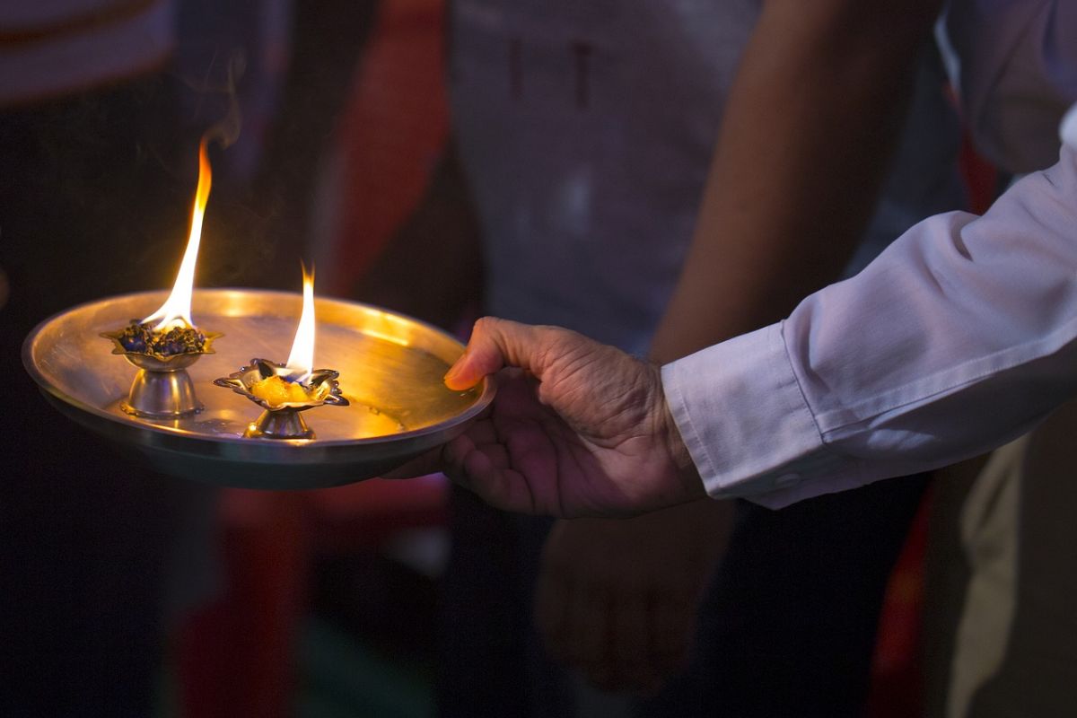 अधिकतर लोग आरती के बाद यह गलती करते हैं, धर्मशास्त्र में है इसका उल्लेख