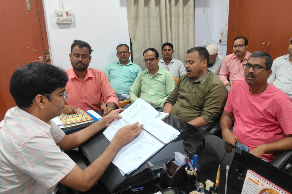 कोईलवर में बीडीओ ने की आवास योजना की समीक्षा बैठक, कहा- शिकायत मिली तो होगी सीधी कार्रवाई