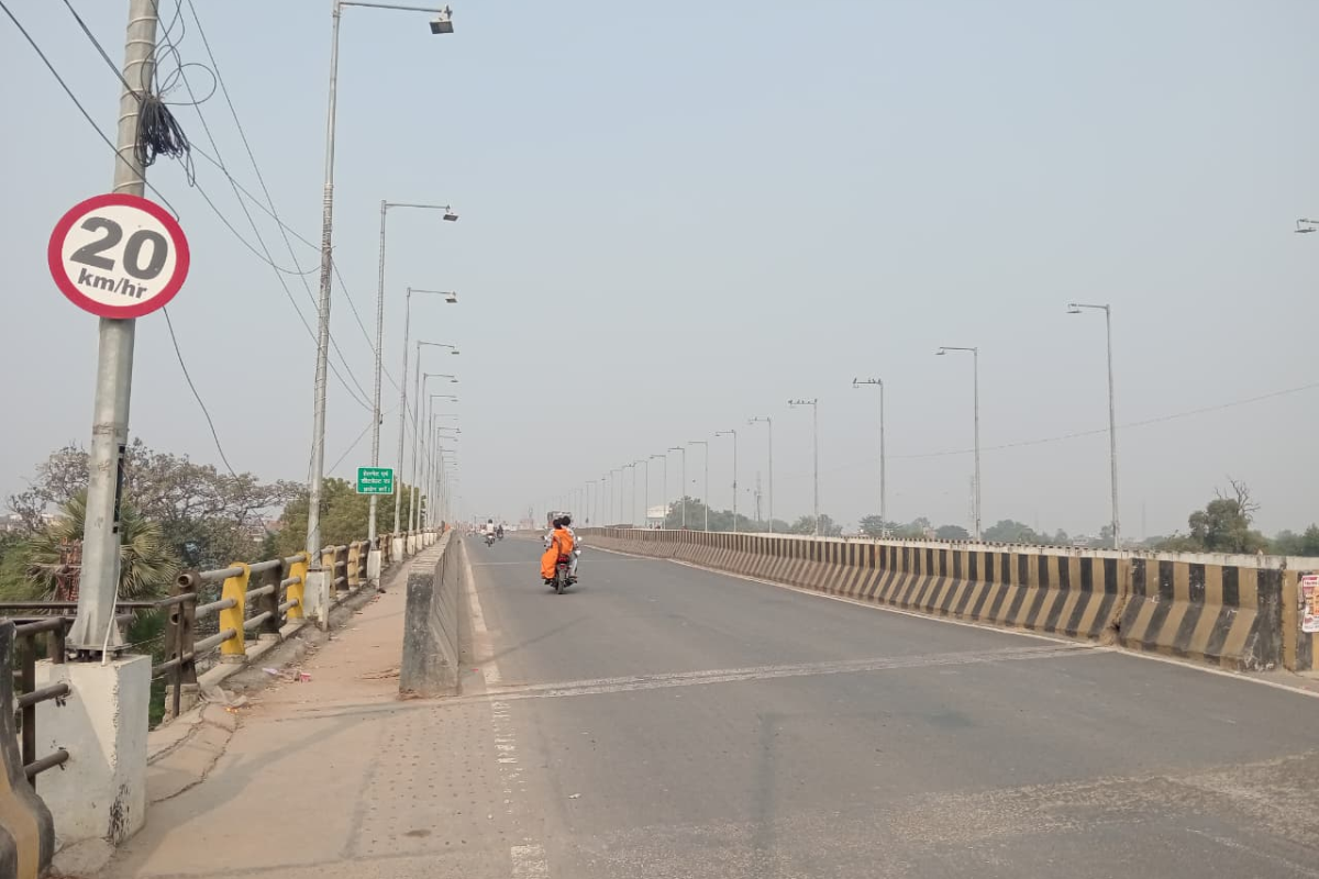 आरा में सड़कों पर पसरी बालू दे रही हादसों को न्योता, नगर निगम की लापरवाही से बाइक चालक हो रहे चोटिल
