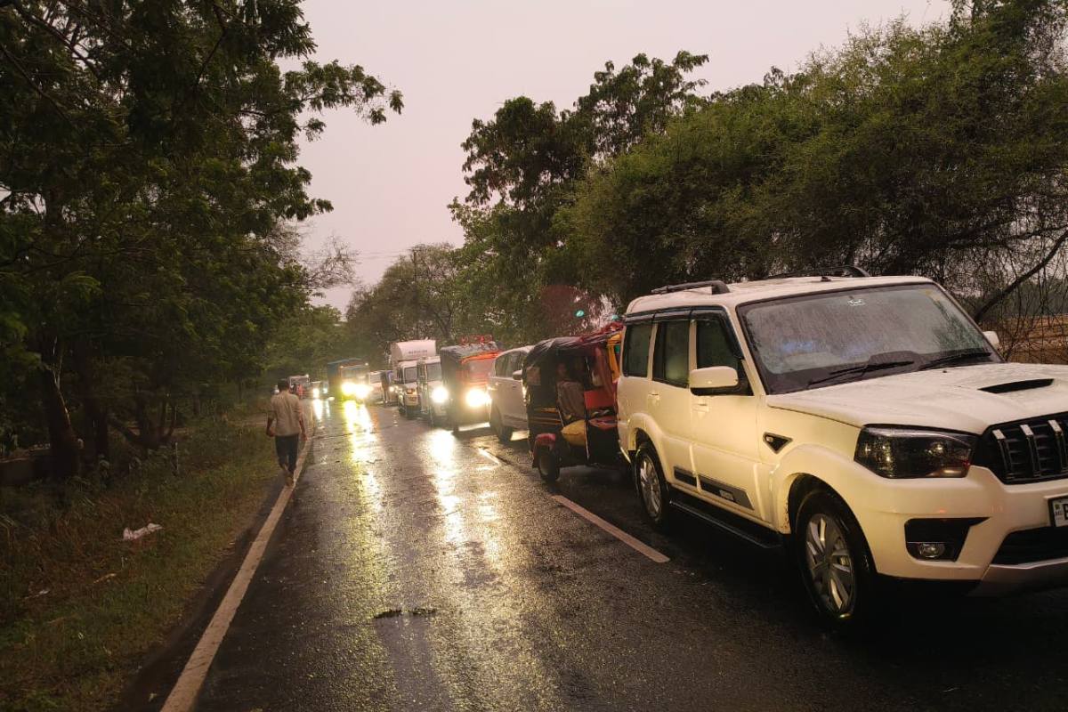 आंधी-बारिश से भरभराकर गिरा पेड़, आरा-सासाराम स्टेट हाईवे पर 3 घंटे तक महाजाम, मिट्टी में धंसा ट्रक