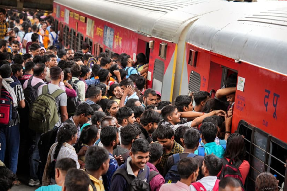 बीएड प्रवेश परीक्षा खत्म होते ही आरा जंक्शन पर उमड़ा परीक्षार्थियों का सैलाब, ट्रेन में पैर रखने की जगह नहीं
