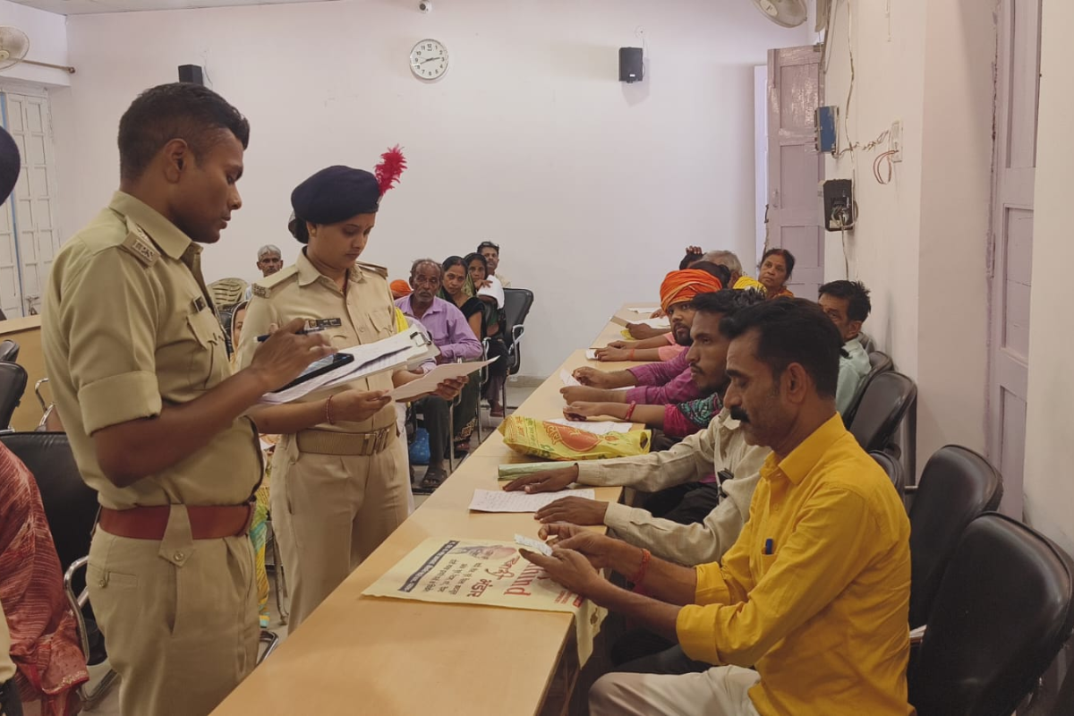 भोजपुर एसपी का जनता दरबार: सुनीं लोगों की समस्याएं, पुलिस अधिकारियों को दिया सख्त निर्देश