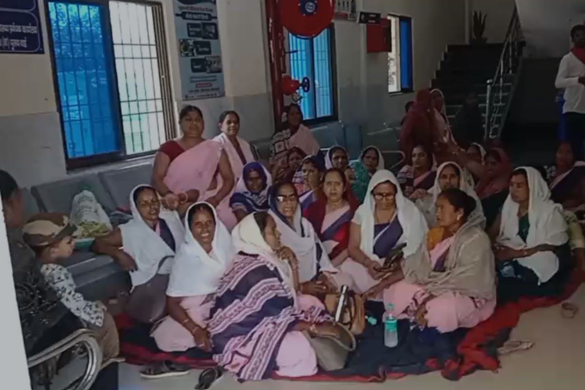 कैमूर में सड़क पर उतरीं आशा कार्यकर्ता; बोलीं- ‘दाम नहीं तो काम नहीं, दूसरे दिन भी जारी रहा हड़ताल
