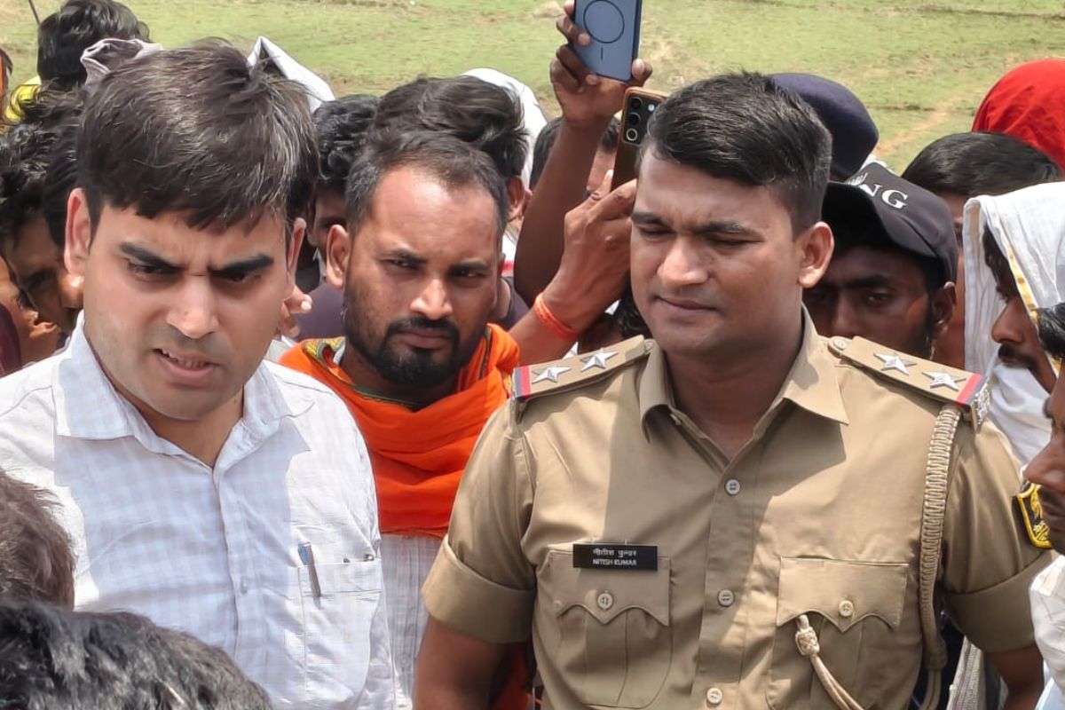 औरंगाबाद में मुआवजे की मांग को लेकर ग्रामीणों ने किया सड़क जाम, घंटों ठप रहा आवागमन