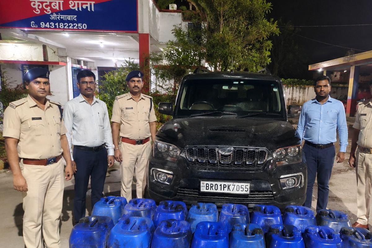 औरंगाबाद में बड़ी कार्रवाई: 15 गैलन स्पिरिट लदी XUV कार जब्त, धंधेबाज की तलाश जारी