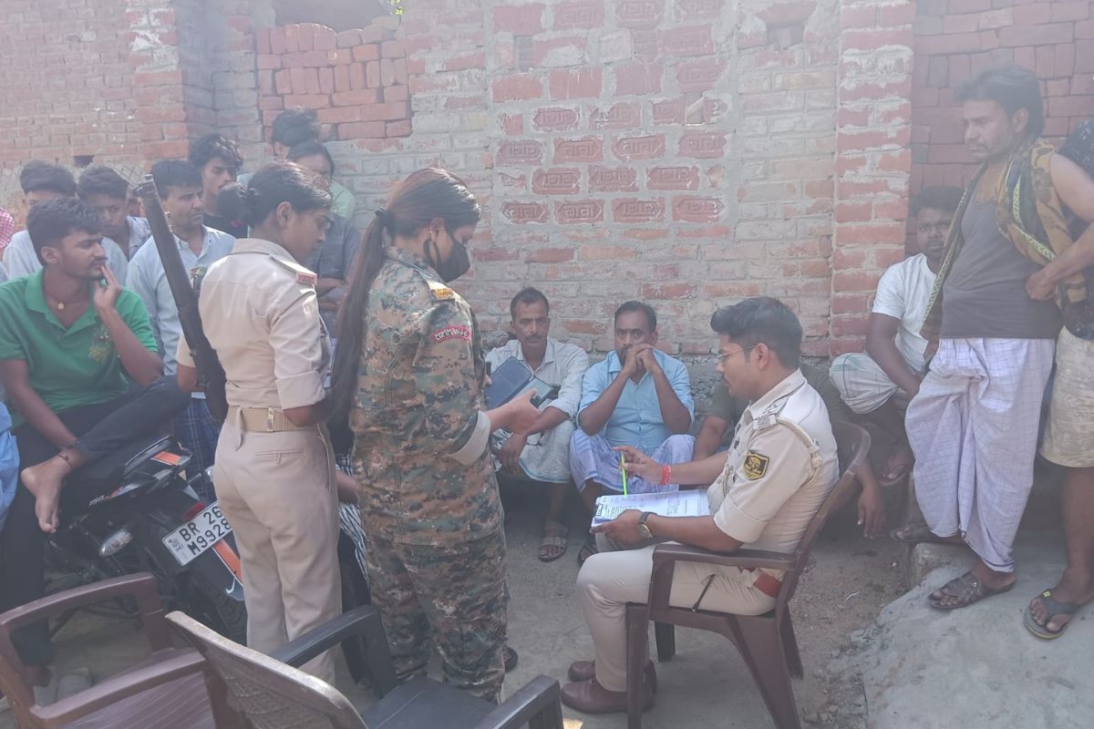 औरंगाबाद में पेड़ से लटकता मिला युवती का शव, हत्या या आत्महत्या? गुत्थी सुलझाने में जुटी पुलिस