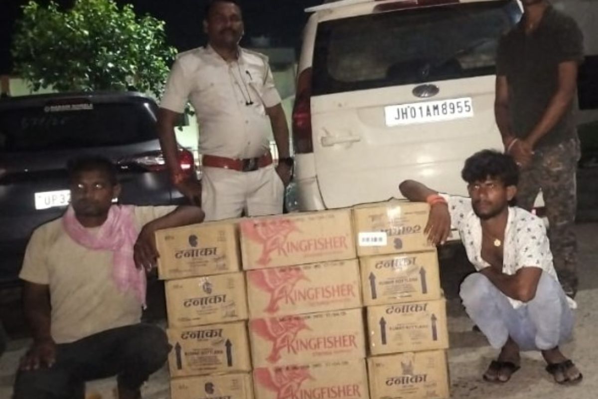 औरंगाबाद में चेकपोस्ट पर उत्पाद विभाग की बड़ी कार्रवाई, 108 लीटर शराब के साथ दो धंधेबाज को किया गिरफ्तार