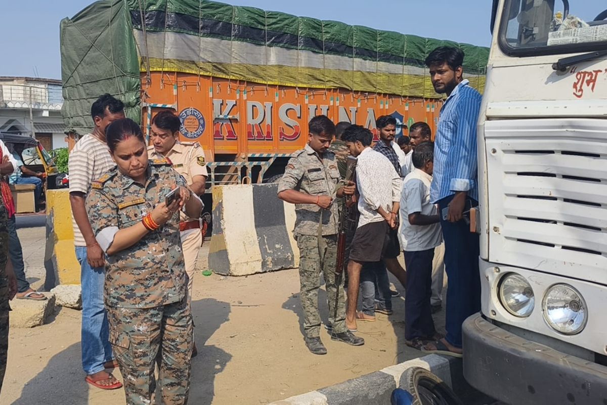 औरंगाबाद में बरुआ पुल के समीप कंटेनर और बाइक में भीषण टक्कर, तीन लोग बाल-बाल बचे