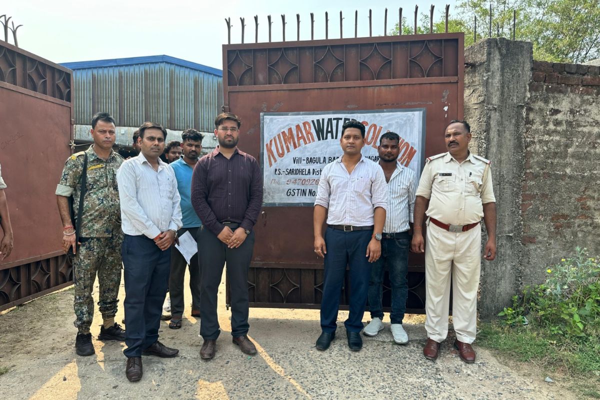 धनबाद में पानी के नाम पर ‘धोखा’: एक्वा प्लस वाटर प्लांट पर BIS का छापा, 12000 नकली ISI लेबल बरामद