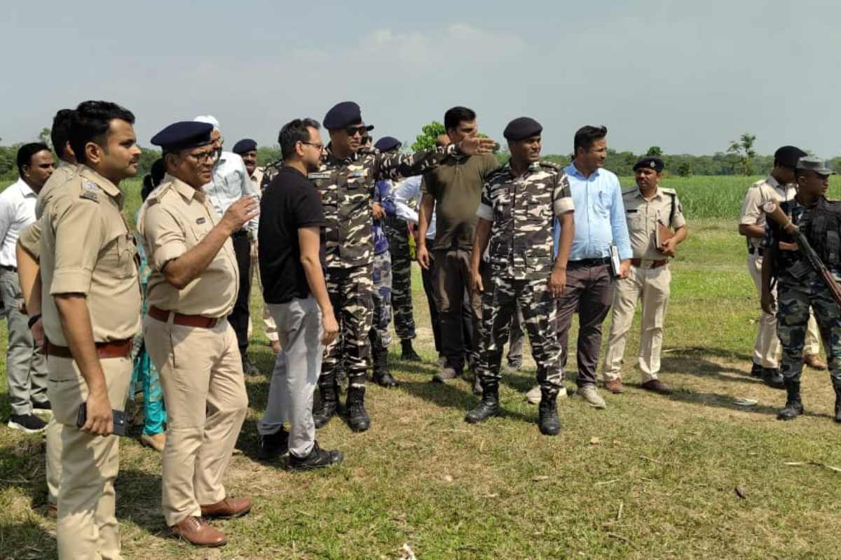 बगहा: वाल्मीकिनगर सीमा पर जमीनी विवाद के बाद एक्शन में प्रशासन, जांच के लिए पहुंचे डीएम और एसपी