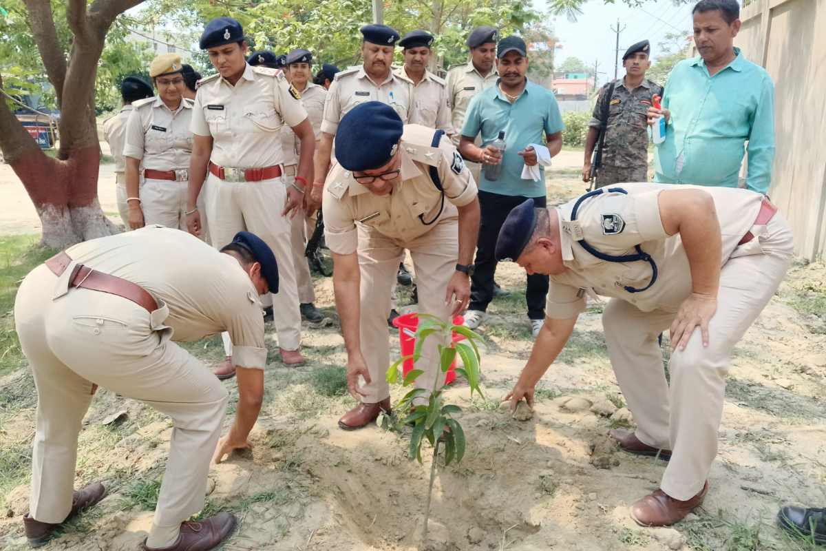 बगहा: पुलिस लाइन में वृक्षारोपण, एसपी ने पौधे लगाकर दिया संरक्षण का संदेश