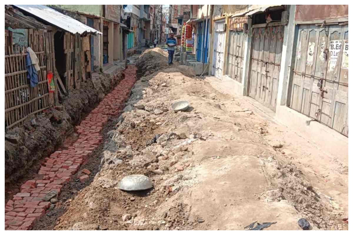बगहा: बिना सूचना बोर्ड के सड़क निर्माण, घटिया ढलाई पर भड़के ग्रामीण