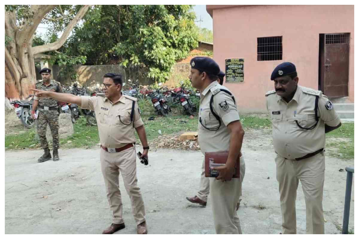 वाल्मीकिनगर थाना में मिडनाइट एक्शन, फाइलों को खंगालकर दिए कड़े निर्देश, पेंडिंग केसों के निपटारे पर अल्टीमेटम