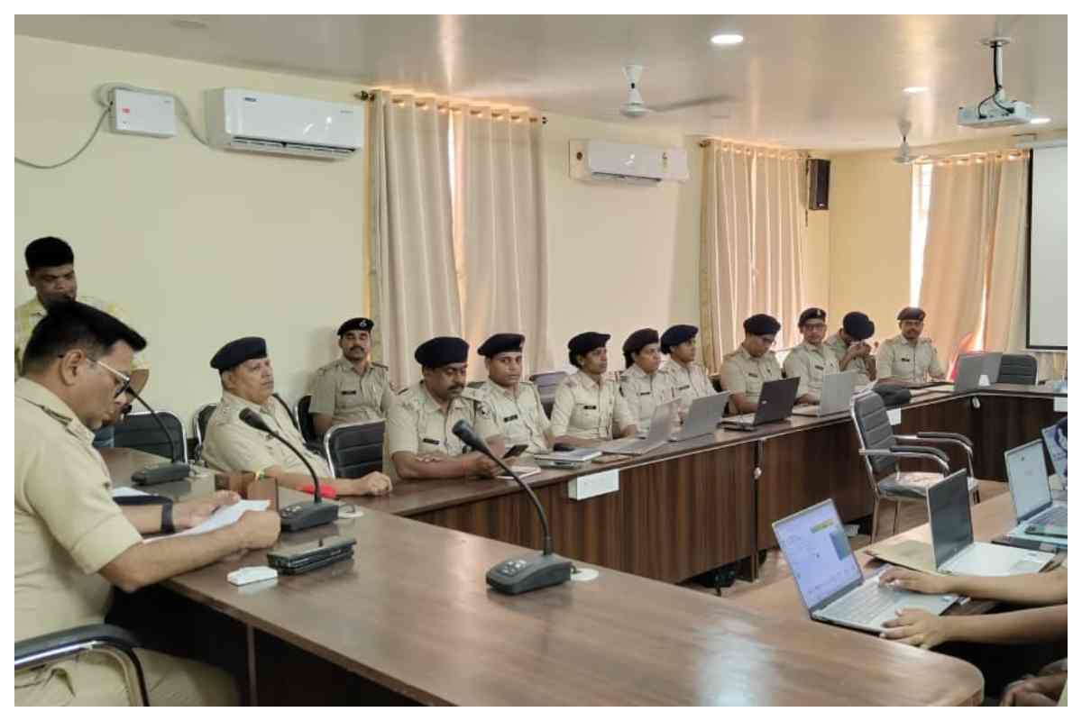 Bagaha Police Training: नई तकनीक से लैस होगी बगहा पुलिस, एसपी ने अधिकारियों को दी ट्रेनिंग