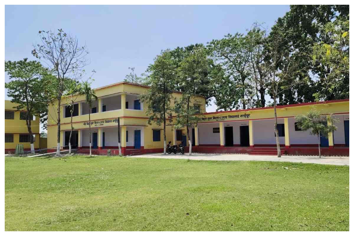 Bettiah News: सरकारी आदेश पर चलाया व्हाइटनर, अपार आईडी और बोर्ड प्रैक्टिकल परीक्षा में असहयोग पर बढ़ा बवाल