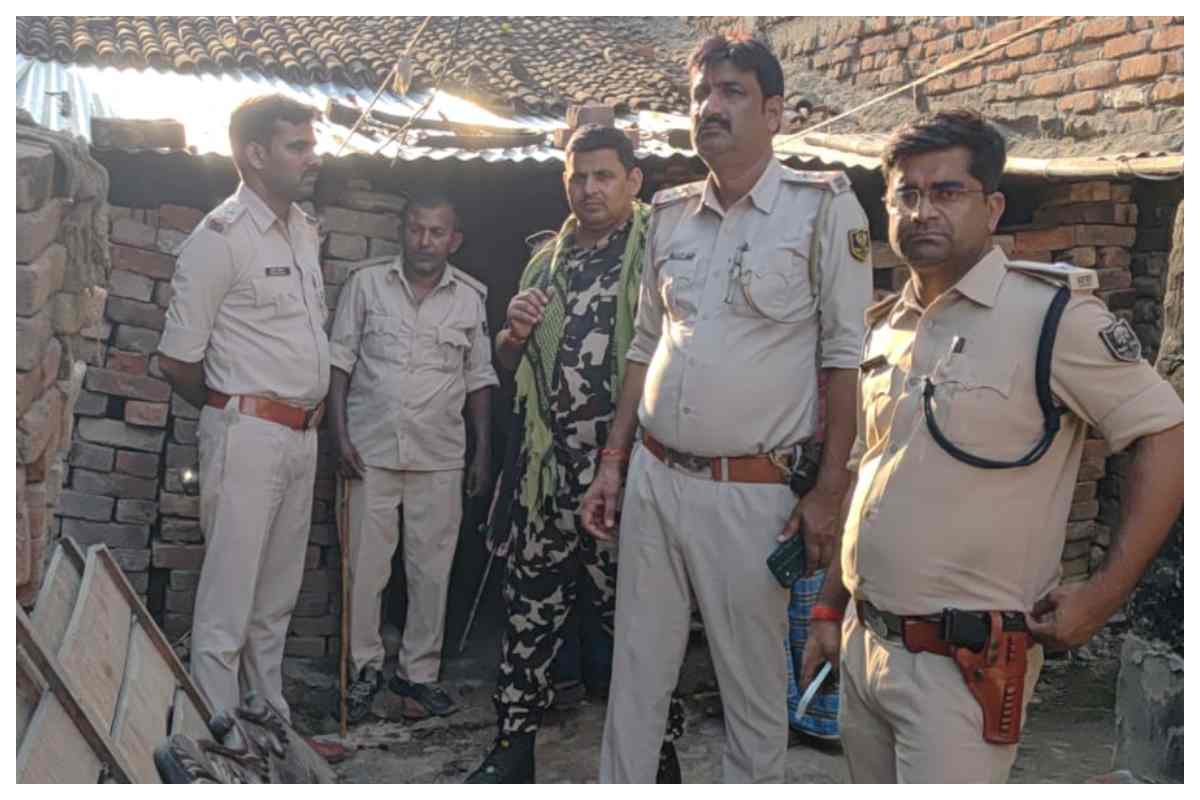 Bagaha News: ढोल-नगाड़ों की थाप पर गरजी बगहा पुलिस, कोर्ट के आदेश पर फरार वारंटियों के घरों में हुई जब्ती